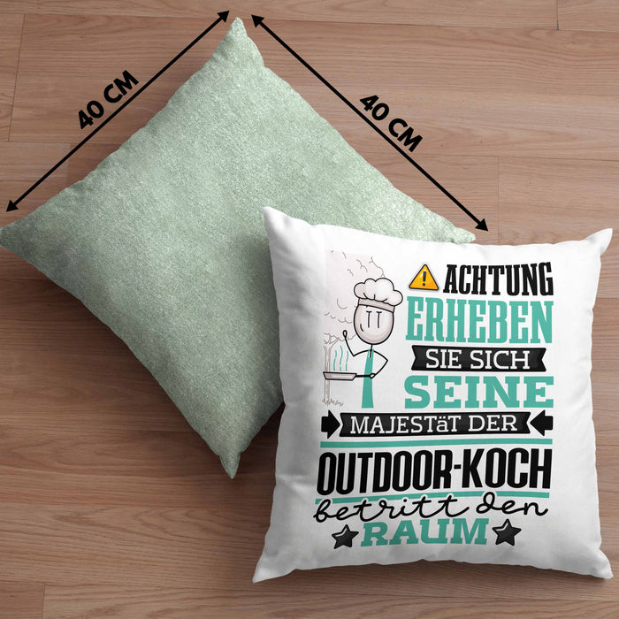 Outdoor-Koch Geschenk Kissen mit Füllung 40x40 Lustiger Spruch Erheben Sie Sich Der Outdoor-Koch Betritt den Raum (Grau) Grün Trendation
