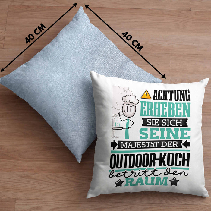 Outdoor-Koch Geschenk Kissen mit Füllung 40x40 Lustiger Spruch Erheben Sie Sich Der Outdoor-Koch Betritt den Raum (Grau) Blau Trendation