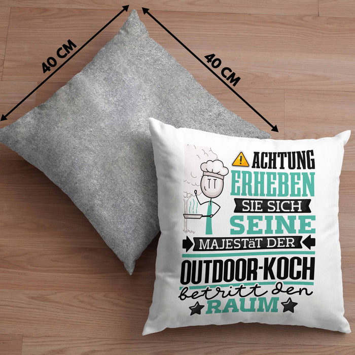 Outdoor-Koch Geschenk Kissen mit Füllung 40x40 Lustiger Spruch Erheben Sie Sich Der Outdoor-Koch Betritt den Raum (Grau) Grau Trendation