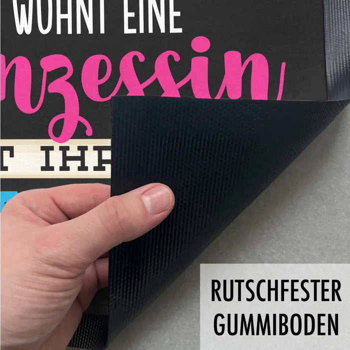 Hier Wohnt Eine Prinzessin Mit Ihrem Untertan Lustige Fußmatte Geschenk Freund Lustiger Spruch 60x40 cm Schwarz-3 Trendation
