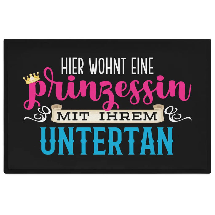 Hier Wohnt Eine Prinzessin Mit Ihrem Untertan Lustige Fußmatte Geschenk Freund Lustiger Spruch 60x40 cm Schwarz-3 Trendation