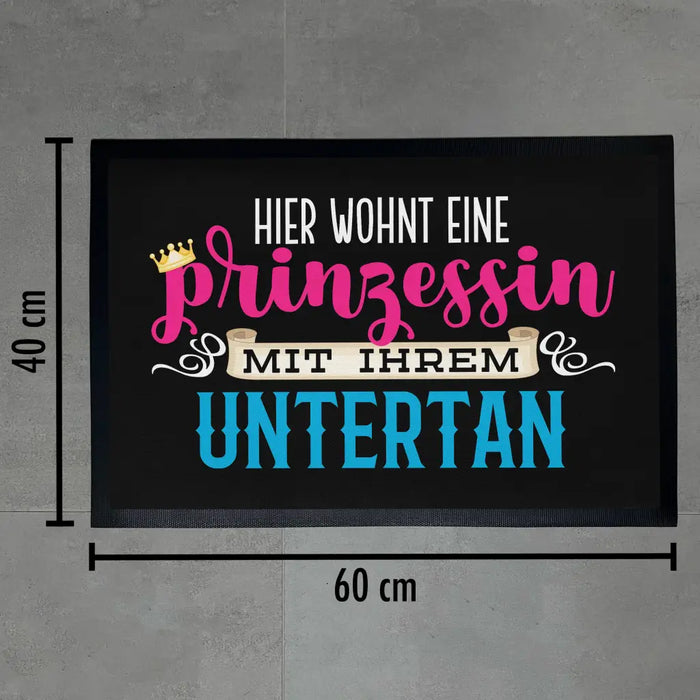 Hier Wohnt Eine Prinzessin Mit Ihrem Untertan Lustige Fußmatte Geschenk Freund Lustiger Spruch 60x40 cm Schwarz-3 Trendation
