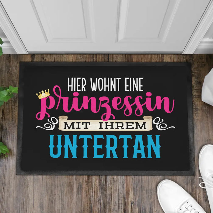 Hier Wohnt Eine Prinzessin Mit Ihrem Untertan Lustige Fußmatte Geschenk Freund Lustiger Spruch 60x40 cm Schwarz-3 Trendation