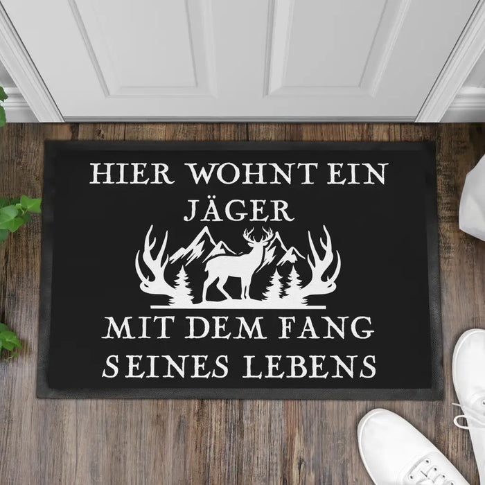 Hier Wohnt Ein Jäger Fussmatte Geschenk für Jäger Lustiger Spruch Frundin Fussmatte 60x40 cm Jagdzeit Schwarz-3 Trendation