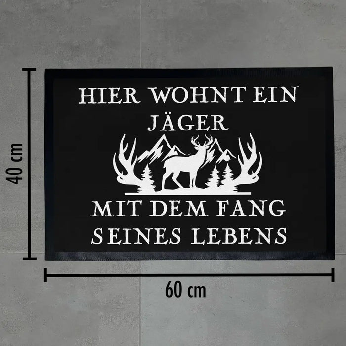 Hier Wohnt Ein Jäger Fussmatte Geschenk für Jäger Lustiger Spruch Frundin Fussmatte 60x40 cm Jagdzeit Schwarz-3 Trendation