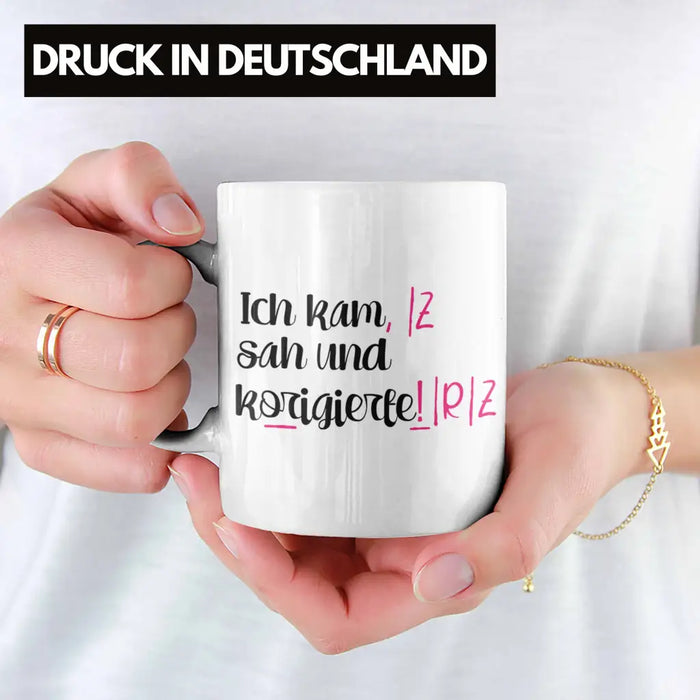 Lehrerin Geschenk Tasse Spruch Grundschule Geschke Lustig für Lehrerinnen Abschied Geschenkidee Englisch Deutsch Weiß Trendation