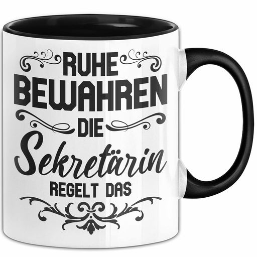 Sekretärin Tasse Geschenk Ruhe Bewahren Die Sekretärin Regelt Das Geschenkidee Geburtstag Kaffee-Becher Trendation