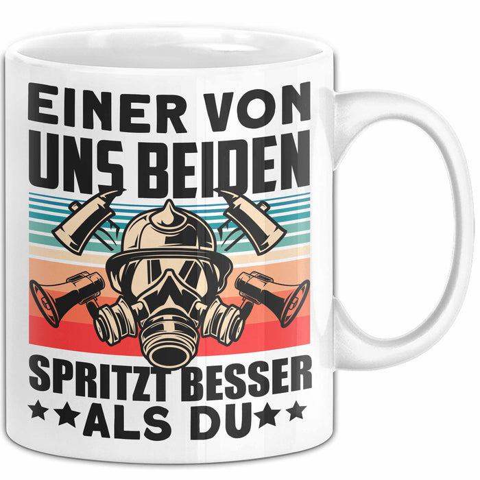 Feuerwehrmann Tasse Geschenk Spruch Für Feuerwehr Einer Von Uns Beiden Spritzt Besser Als Du Becher Weiß Trendation