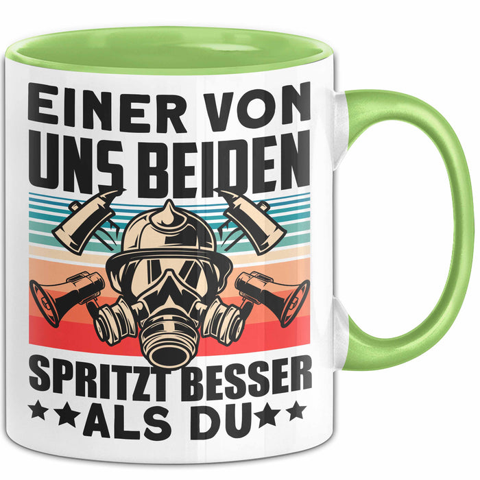 Feuerwehrmann Tasse Geschenk Spruch Für Feuerwehr Einer Von Uns Beiden Spritzt Besser Als Du Becher Grün Trendation