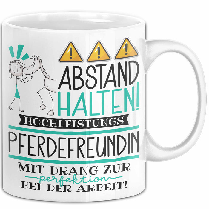 Pferdefreundin Tasse Geschenk Lustig Abstand Halten Hochleistungs-Pferdefreundin Mit Drang Zur Perfektion Bei Der Arbeit Weiß Trendation