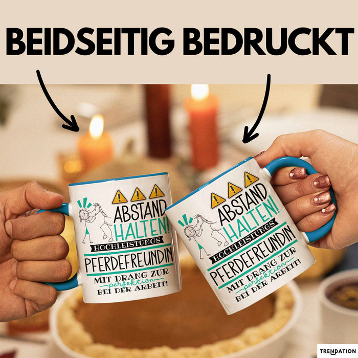 Pferdefreundin Tasse Geschenk Lustig Abstand Halten Hochleistungs-Pferdefreundin Mit Drang Zur Perfektion Bei Der Arbeit Blau Trendation