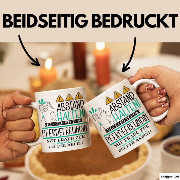 Pferdefreundin Tasse Geschenk Lustig Abstand Halten Hochleistungs-Pferdefreundin Mit Drang Zur Perfektion Bei Der Arbeit Weiß Trendation