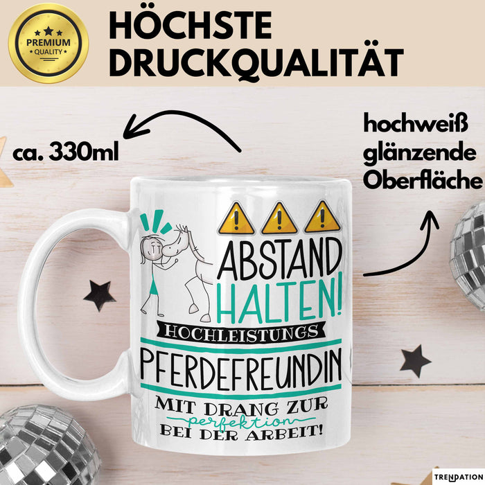 Pferdefreundin Tasse Geschenk Lustig Abstand Halten Hochleistungs-Pferdefreundin Mit Drang Zur Perfektion Bei Der Arbeit Weiß Trendation