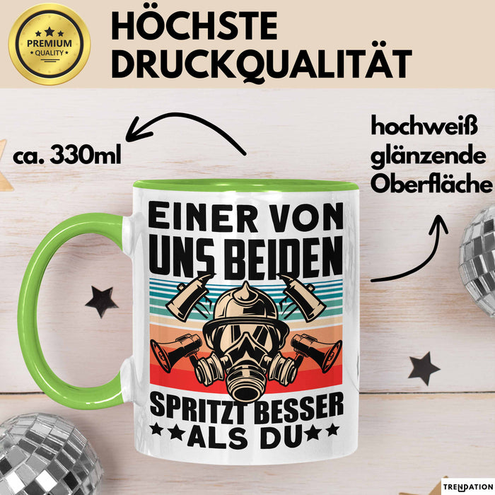Feuerwehrmann Tasse Geschenk Spruch Für Feuerwehr Einer Von Uns Beiden Spritzt Besser Als Du Becher Grün Trendation