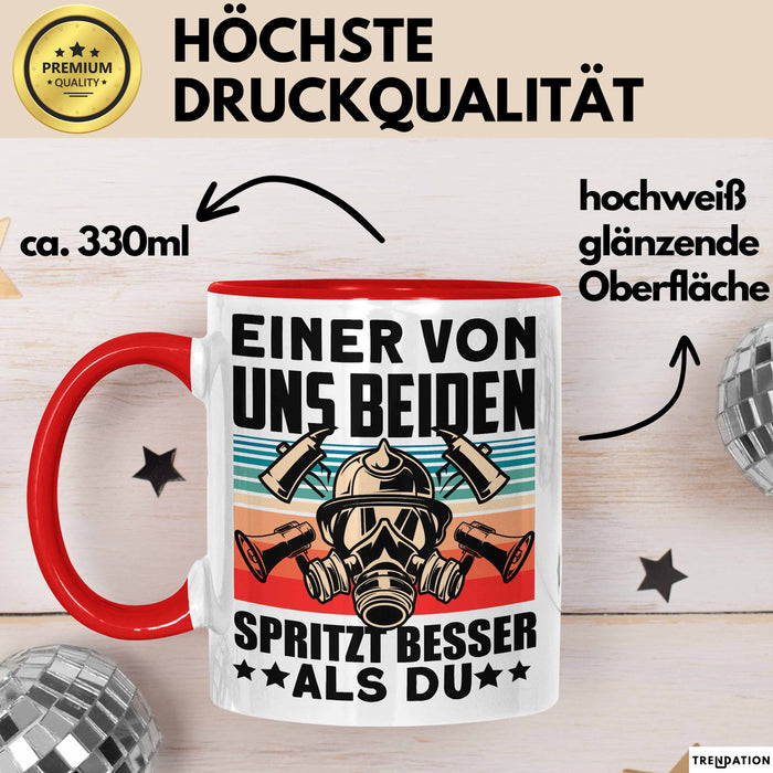 Feuerwehrmann Tasse Geschenk Spruch Für Feuerwehr Einer Von Uns Beiden Spritzt Besser Als Du Becher Rot Trendation