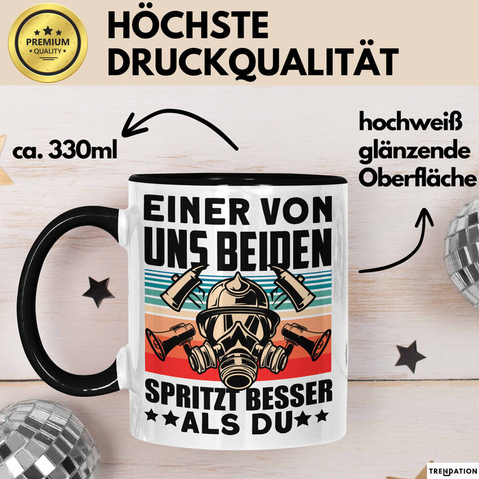 Feuerwehrmann Tasse Geschenk Spruch Für Feuerwehr Einer Von Uns Beiden Spritzt Besser Als Du Becher Trendation