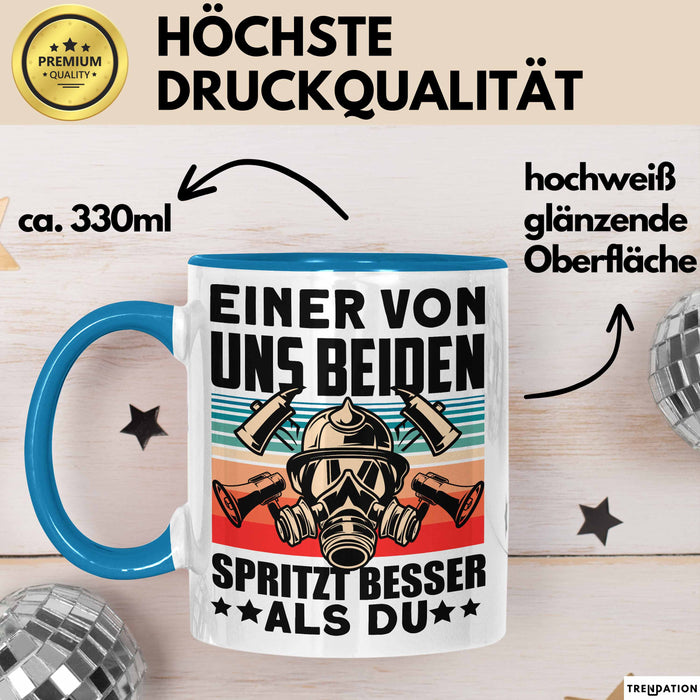 Feuerwehrmann Tasse Geschenk Spruch Für Feuerwehr Einer Von Uns Beiden Spritzt Besser Als Du Becher Blau Trendation
