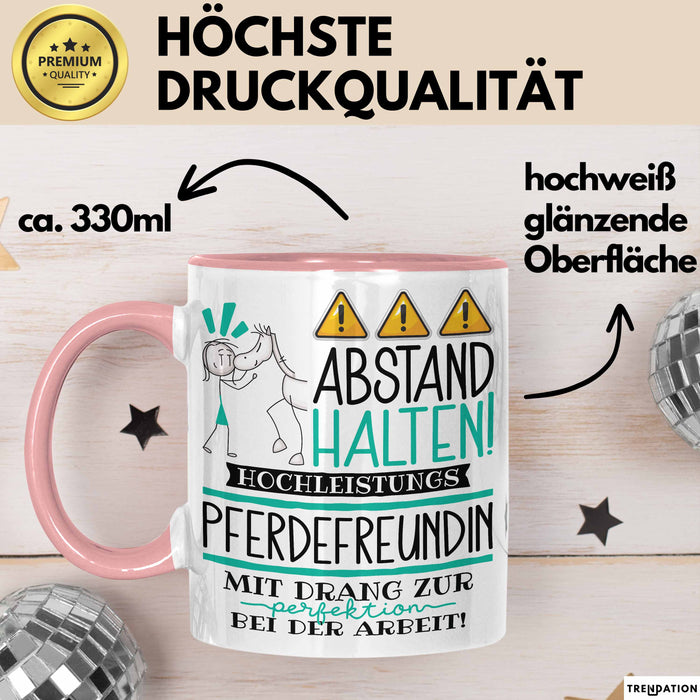 Pferdefreundin Tasse Geschenk Lustig Abstand Halten Hochleistungs-Pferdefreundin Mit Drang Zur Perfektion Bei Der Arbeit Rosa Trendation