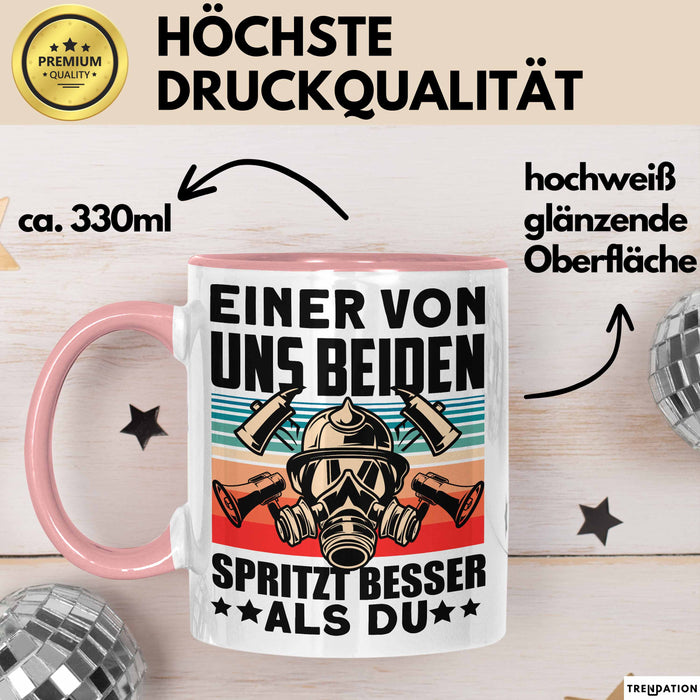 Feuerwehrmann Tasse Geschenk Spruch Für Feuerwehr Einer Von Uns Beiden Spritzt Besser Als Du Becher Rosa Trendation
