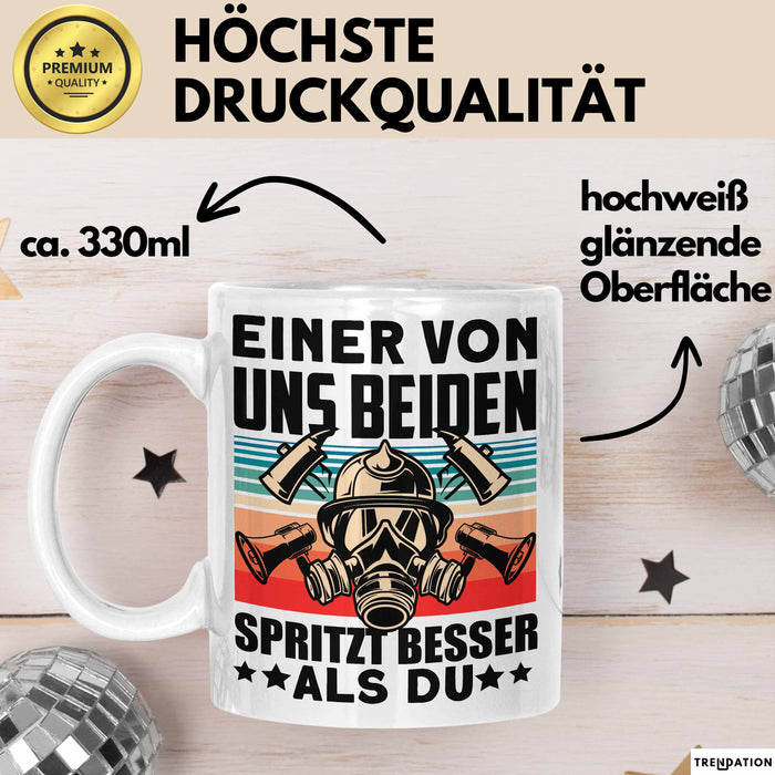 Feuerwehrmann Tasse Geschenk Spruch Für Feuerwehr Einer Von Uns Beiden Spritzt Besser Als Du Becher Weiß Trendation