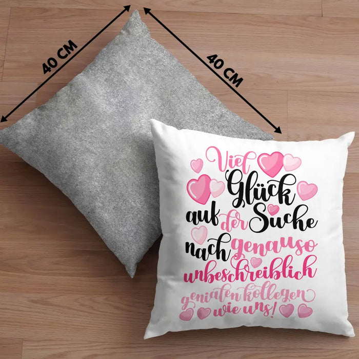 Trendation - Jobwechsel Kissen Geschenk Kollegin Abschiedsgeschenk Neuer Job Viel Glück Bei Der Suche Spruch Dekokissen mit Füllung 40x40 Rosa Trendation
