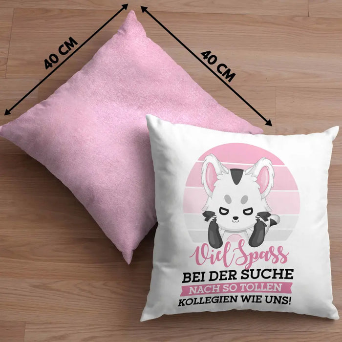 Trendation - Jobwechsel Kissen Geschenk Kollegin Abschiedsgeschenk Neuer Job Viel Spaß Bei Der Suche Nach So Tollen Kollegen Dekokissen mit Füllung 40x40 Rosa Trendation