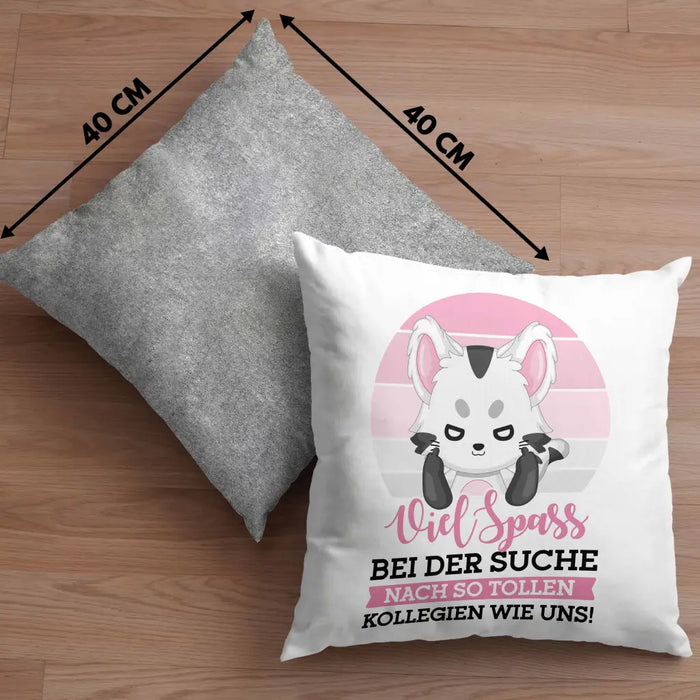 Trendation - Jobwechsel Kissen Geschenk Kollegin Abschiedsgeschenk Neuer Job Viel Spaß Bei Der Suche Nach So Tollen Kollegen Dekokissen mit Füllung 40x40 Rosa Trendation