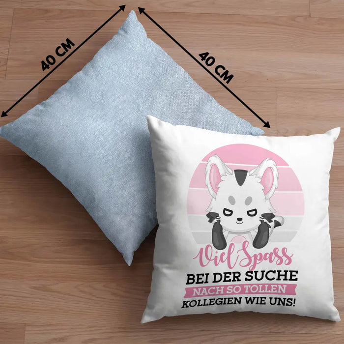 Trendation - Jobwechsel Kissen Geschenk Kollegin Abschiedsgeschenk Neuer Job Viel Spaß Bei Der Suche Nach So Tollen Kollegen Dekokissen mit Füllung 40x40 Rosa Trendation