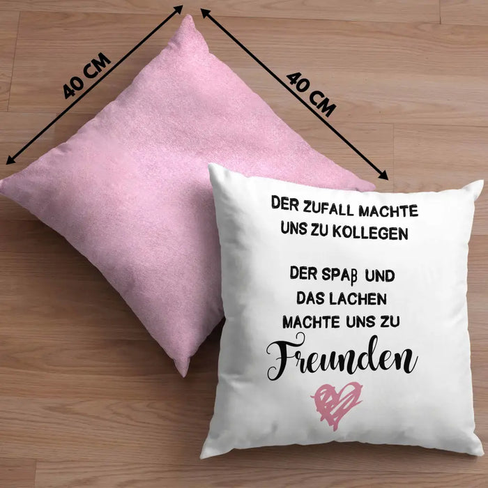 Trendation - Jobwechsel Kissen Geschenk Kollegin Abschiedsgeschenk Neuer Job Der Zufall Machte Uns Zu Kollegen Dekokissen mit Füllung 40x40 Rosa Trendation