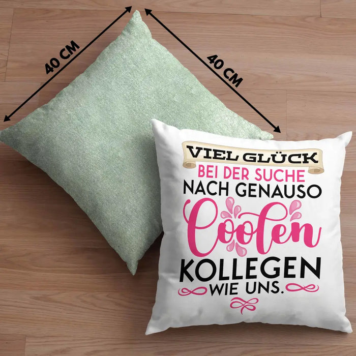 Trendation - Jobwechsel Kissen Geschenk Kollegin Abschiedsgeschenk Viel Glück Bei Der Suche Nach Coolen Kollegen Spruch Dekokissen mit Füllung 40x40 Rosa Trendation