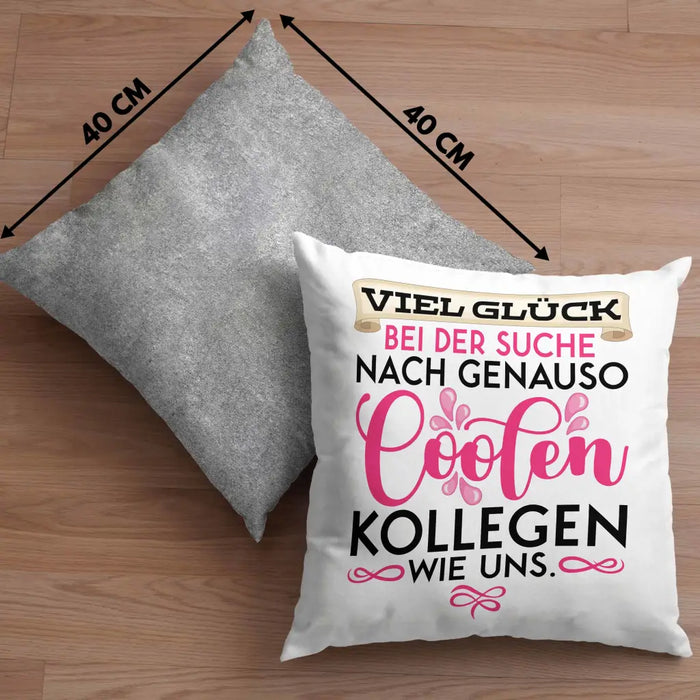 Trendation - Jobwechsel Kissen Geschenk Kollegin Abschiedsgeschenk Viel Glück Bei Der Suche Nach Coolen Kollegen Spruch Dekokissen mit Füllung 40x40 Rosa Trendation