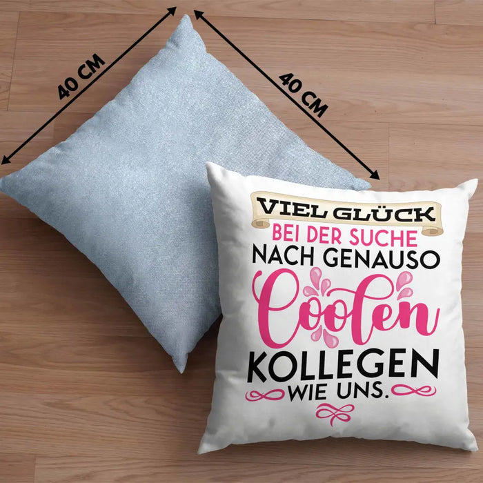 Trendation - Jobwechsel Kissen Geschenk Kollegin Abschiedsgeschenk Viel Glück Bei Der Suche Nach Coolen Kollegen Spruch Dekokissen mit Füllung 40x40 Rosa Trendation