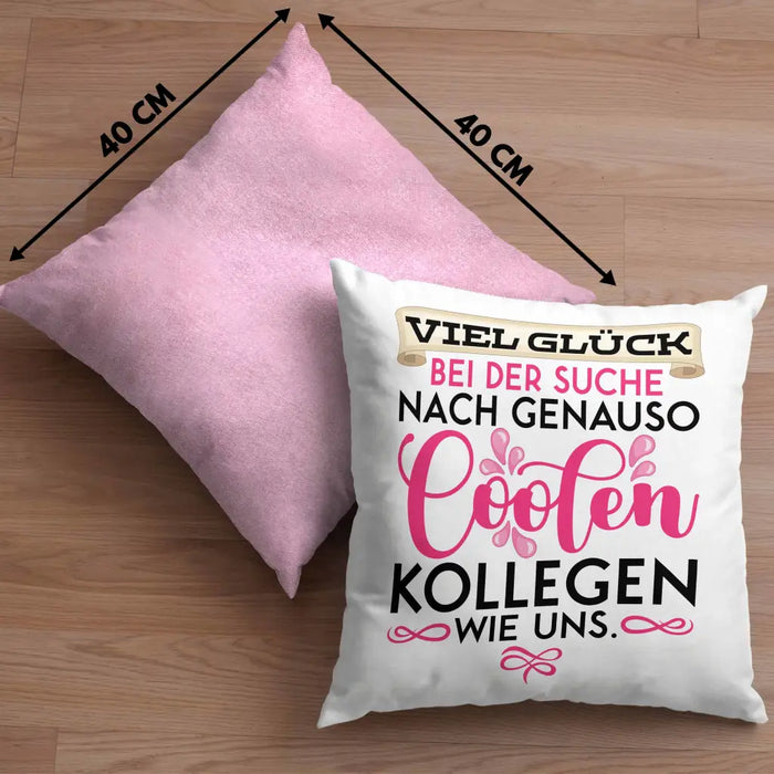Trendation - Jobwechsel Kissen Geschenk Kollegin Abschiedsgeschenk Viel Glück Bei Der Suche Nach Coolen Kollegen Spruch Dekokissen mit Füllung 40x40 Rosa Trendation
