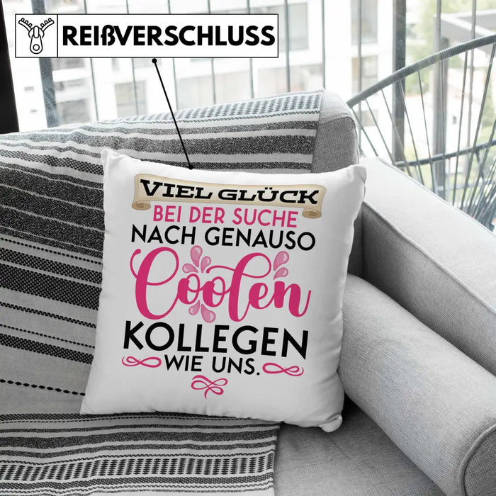 Trendation - Jobwechsel Kissen Geschenk Kollegin Abschiedsgeschenk Viel Glück Bei Der Suche Nach Coolen Kollegen Spruch Dekokissen mit Füllung 40x40 Rosa Trendation