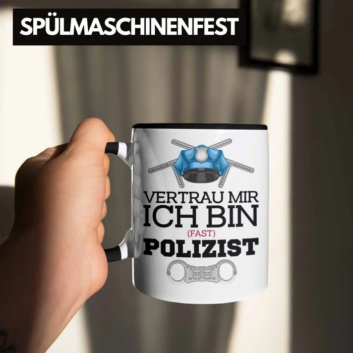 Trendation - Polizist Ausbildung Tasse Geschenk Polizei Lustiger Spruch Ich Bin Fast Polizist Trendation