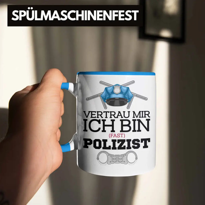 Trendation - Polizist Ausbildung Tasse Geschenk Polizei Lustiger Spruch Ich Bin Fast Polizist Blau Trendation