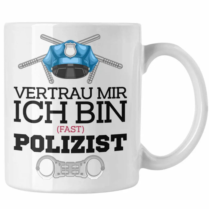 Trendation - Polizist Ausbildung Tasse Geschenk Polizei Lustiger Spruch Ich Bin Fast Polizist Weiß Trendation