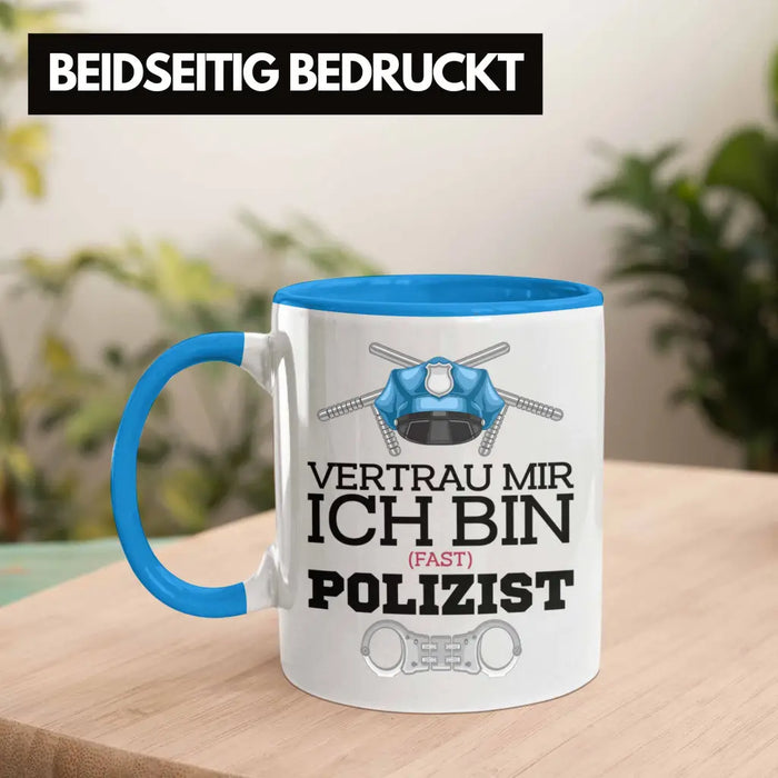Trendation - Polizist Ausbildung Tasse Geschenk Polizei Lustiger Spruch Ich Bin Fast Polizist Blau Trendation