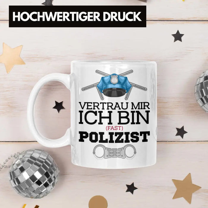 Trendation - Polizist Ausbildung Tasse Geschenk Polizei Lustiger Spruch Ich Bin Fast Polizist Weiß Trendation