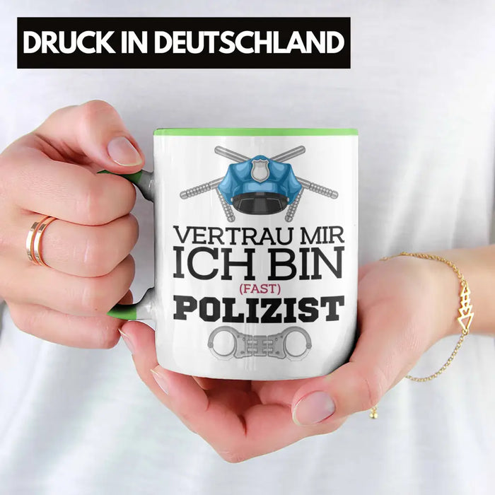 Trendation - Polizist Ausbildung Tasse Geschenk Polizei Lustiger Spruch Ich Bin Fast Polizist Grün Trendation