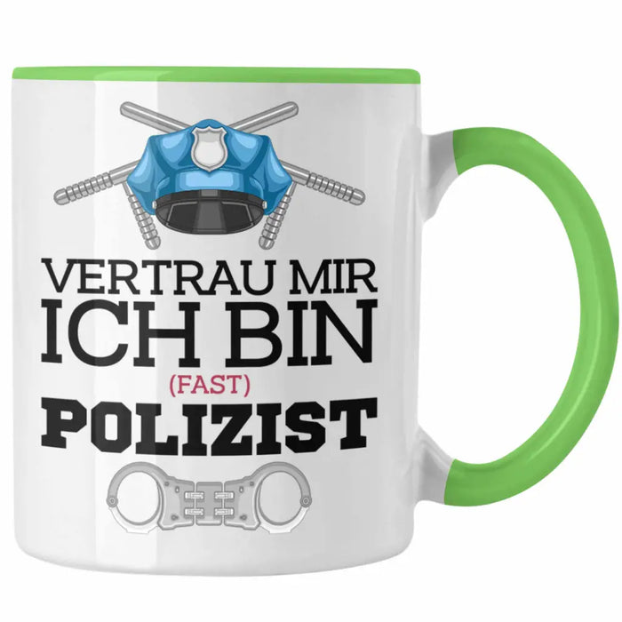 Trendation - Polizist Ausbildung Tasse Geschenk Polizei Lustiger Spruch Ich Bin Fast Polizist Grün Trendation