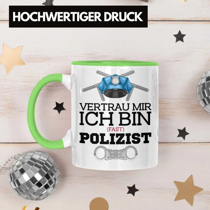 Trendation - Polizist Ausbildung Tasse Geschenk Polizei Lustiger Spruch Ich Bin Fast Polizist Grün Trendation