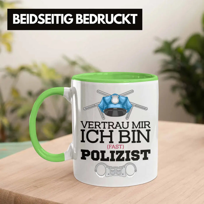 Trendation - Polizist Ausbildung Tasse Geschenk Polizei Lustiger Spruch Ich Bin Fast Polizist Grün Trendation