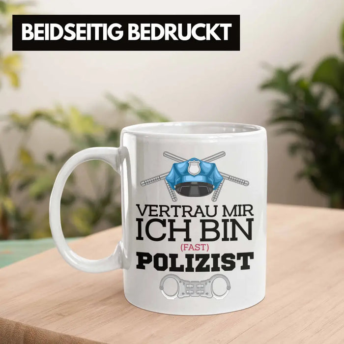 Trendation - Polizist Ausbildung Tasse Geschenk Polizei Lustiger Spruch Ich Bin Fast Polizist Weiß Trendation