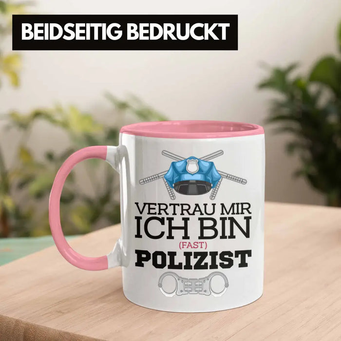 Trendation - Polizist Ausbildung Tasse Geschenk Polizei Lustiger Spruch Ich Bin Fast Polizist Rosa Trendation