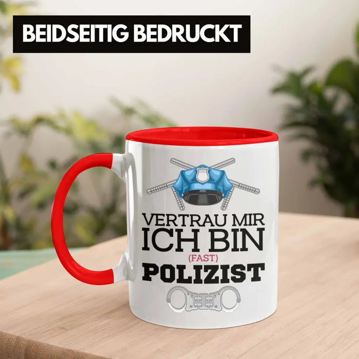 Trendation - Polizist Ausbildung Tasse Geschenk Polizei Lustiger Spruch Ich Bin Fast Polizist Rot Trendation