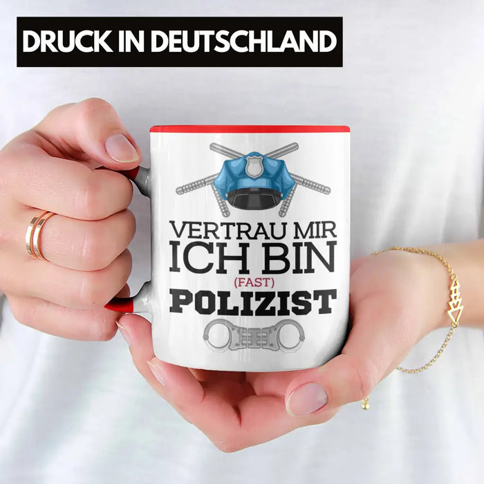 Trendation - Polizist Ausbildung Tasse Geschenk Polizei Lustiger Spruch Ich Bin Fast Polizist Rot Trendation