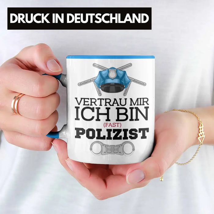 Trendation - Polizist Ausbildung Tasse Geschenk Polizei Lustiger Spruch Ich Bin Fast Polizist Blau Trendation