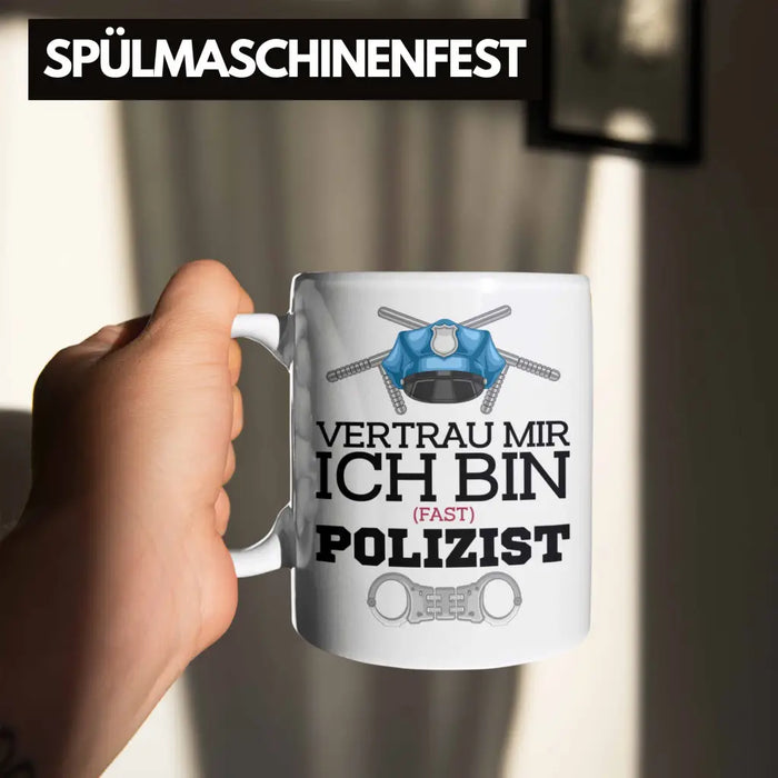 Trendation - Polizist Ausbildung Tasse Geschenk Polizei Lustiger Spruch Ich Bin Fast Polizist Weiß Trendation