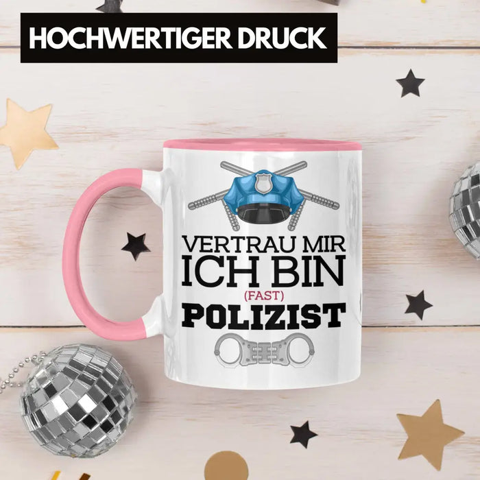 Trendation - Polizist Ausbildung Tasse Geschenk Polizei Lustiger Spruch Ich Bin Fast Polizist Rosa Trendation